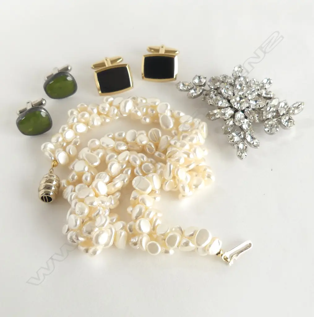 FAUX PEARL NECKLACE L. 440mm, DIAMANTE BROOCH, 2 PRS CUFFLINKS Image 1++