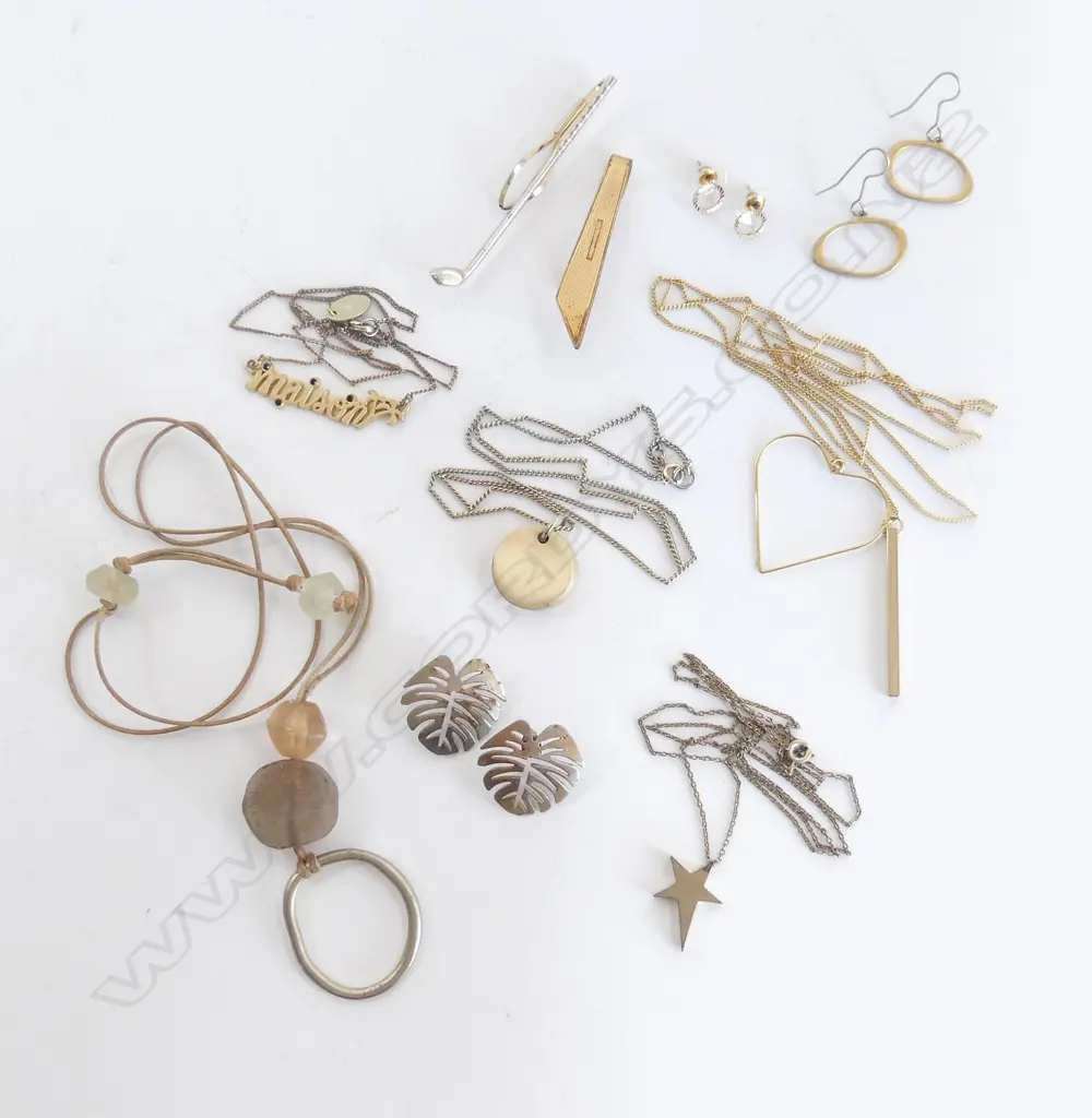TRAY OF ASSTD. GOLD TONED AND BRASS JEWELLERY INCL. NECKLACES, EARRINGS AND TIE PINS Image 1++