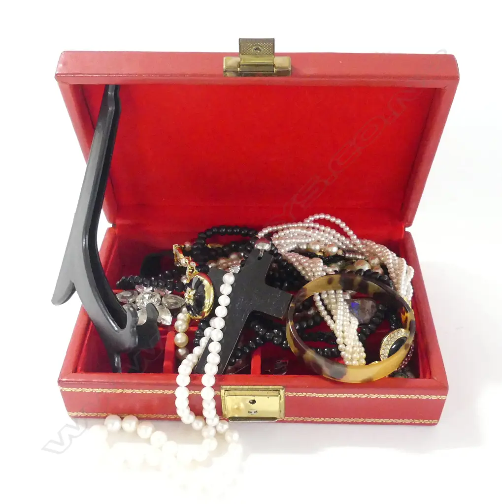 RETRO JEWELLERY BOX w GRADUATED FRESH WATER PEARLS & ASST. COSTUME JEWELLERY Image 1++