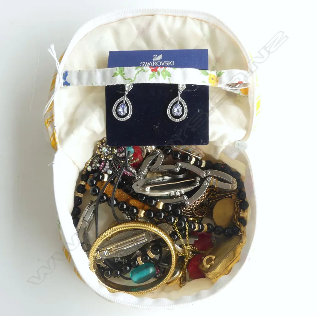 BAG OF VINTAGE & COSTUME JEWELLERY Image 1++
