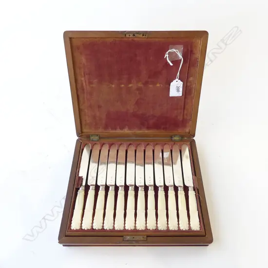 CASED IVORY HANDLED FRUIT KNIFE & FORK SET 