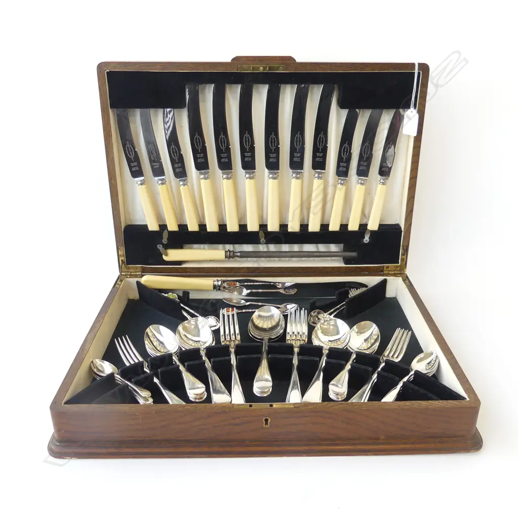 OAK CUTLERY CANTEEN w. IVORINE 'BONE' HANDLED KNIVES Image 1++