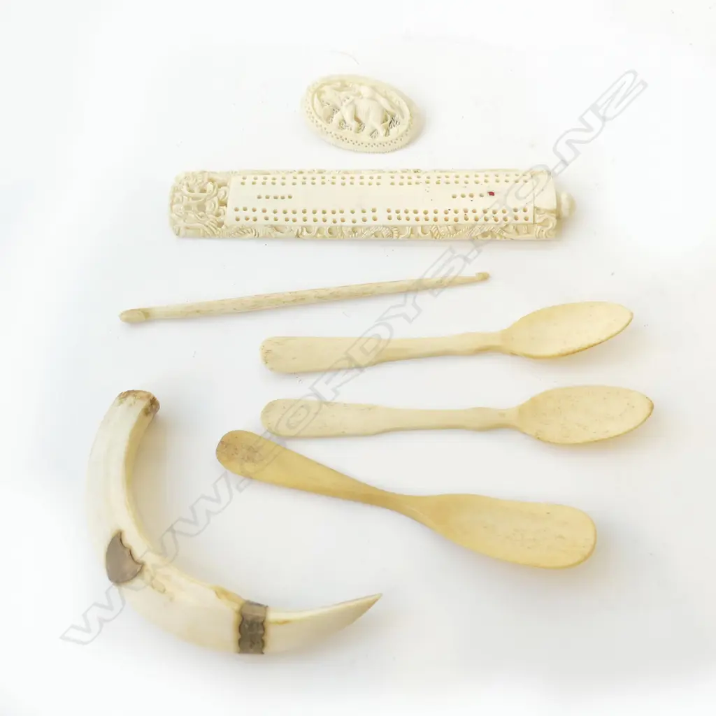 BAG OF BONE & IVORY ITEMS SPOONS BROOCH & CRIBBAGE BOARD L.150mm Image 1++