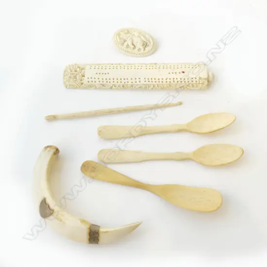 BAG OF BONE & IVORY ITEMS SPOONS BROOCH & CRIBBAGE BOARD L.150mm