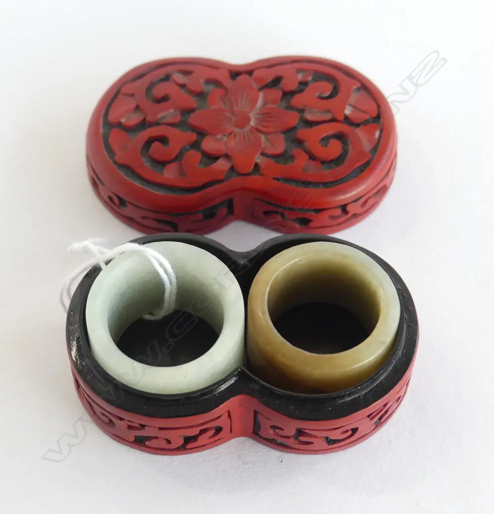RESIN CINNABAR LIDDED CONTAINER w. 2 JADE RINGS W.60mm Image 1++