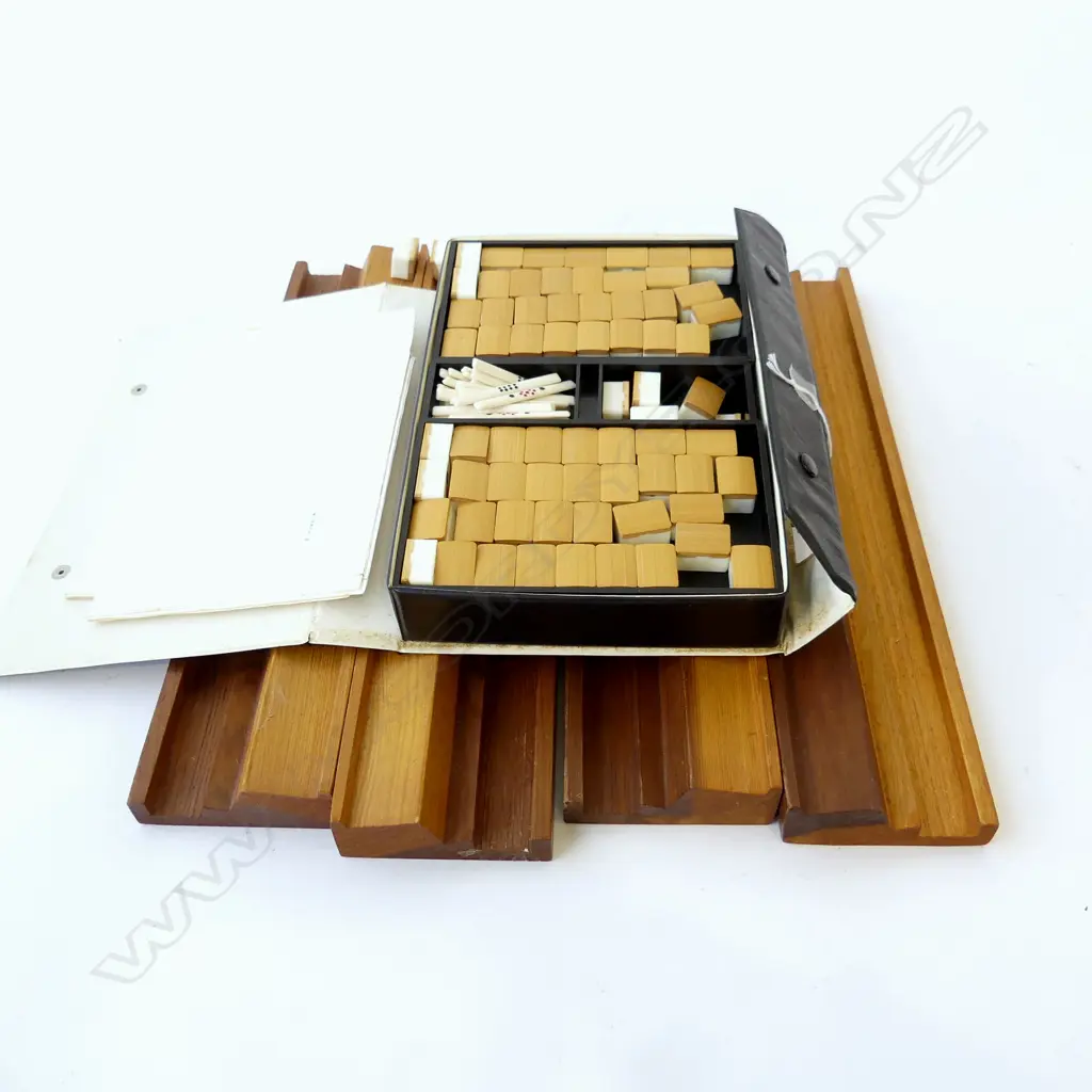 PLASTIC MAH JONG SET & BOARDS Image 1++