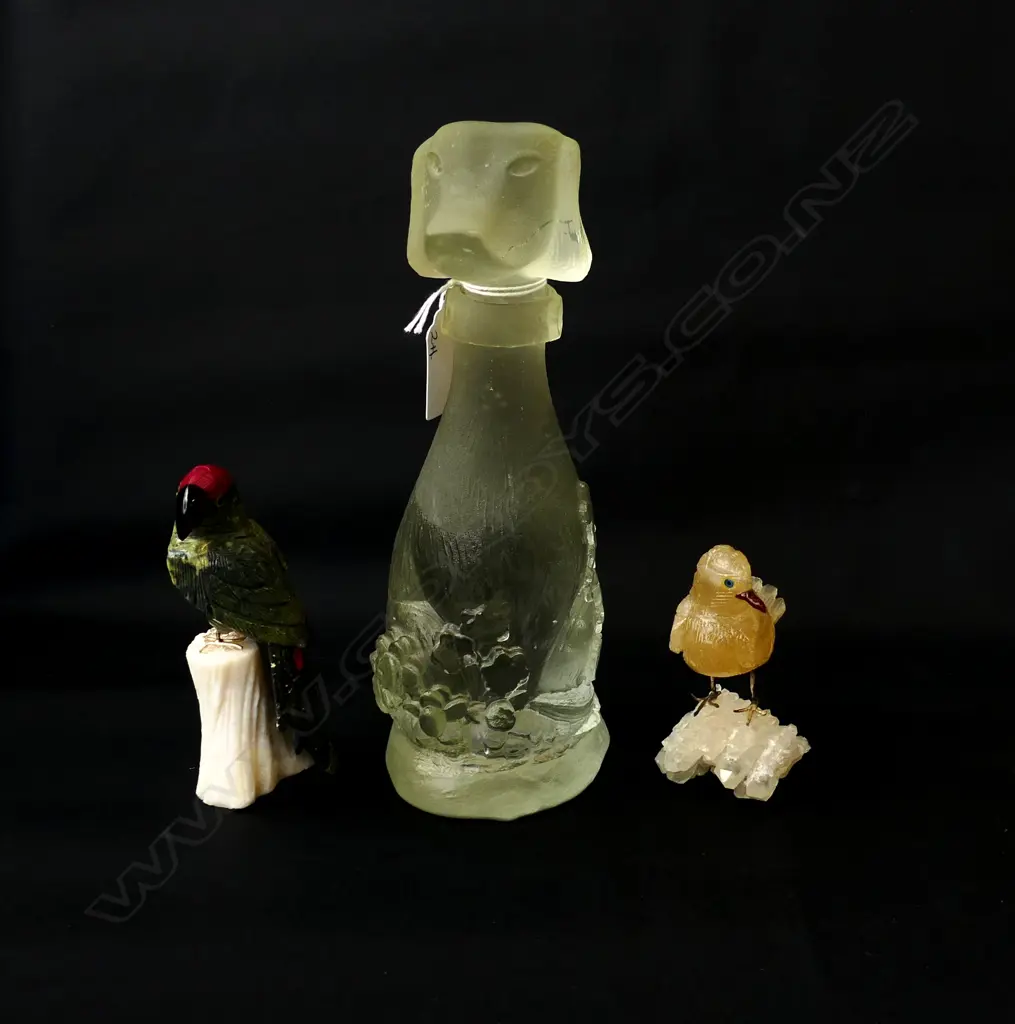 2 CARVED STONE BIRDS H.115mm + SIGNED GLASS DOG 'LEW JRD 2005' H.215mm Image 1++