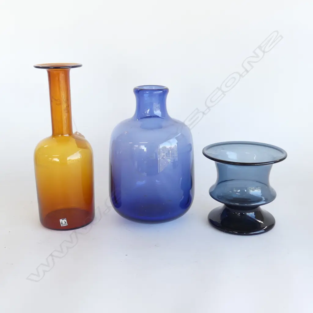 3 ART GLASS VASES; AMBER BOTTLE BY OTTO BREUER GULVVASE FOR CASCADE ENGLAND H.255mm, HOLMEGAARD, OTHER Image 1++