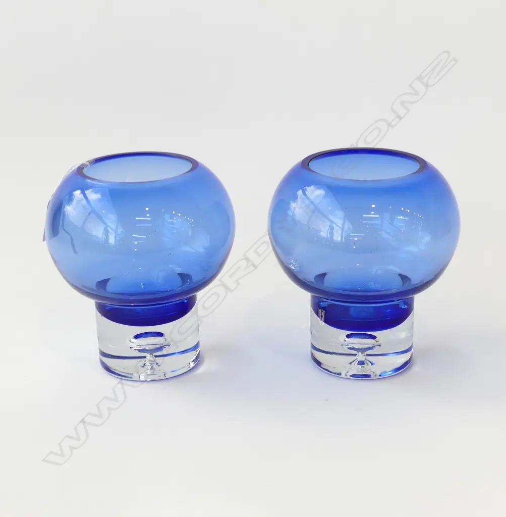 PAIR OF BLUE ART GLASS VASES WITH SUSPENDED BUBBLE BASE, H.140MM Image 1++