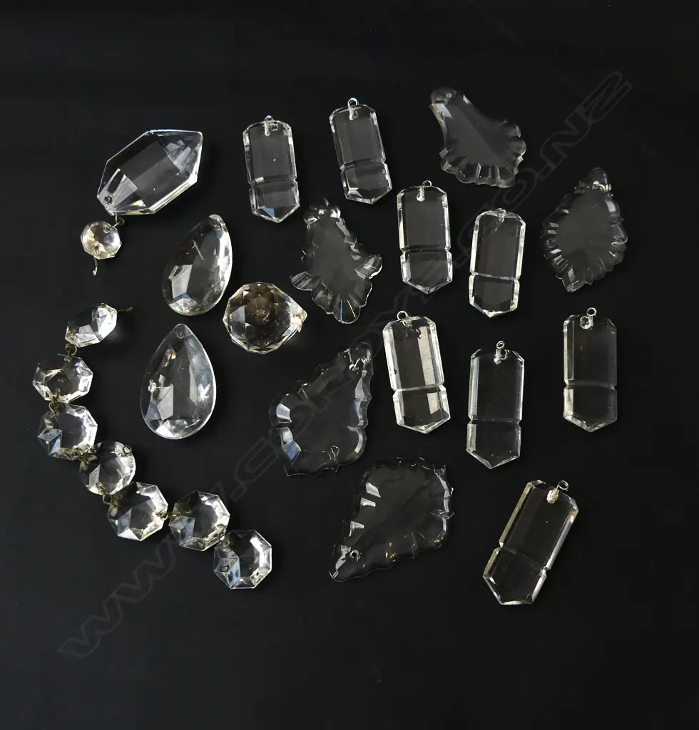 TRAY OF 25 VINTAGE CUT CRYSTALS FOR HANGING, VARIOUS SHAPES, L.22MM-62MM Image 1++