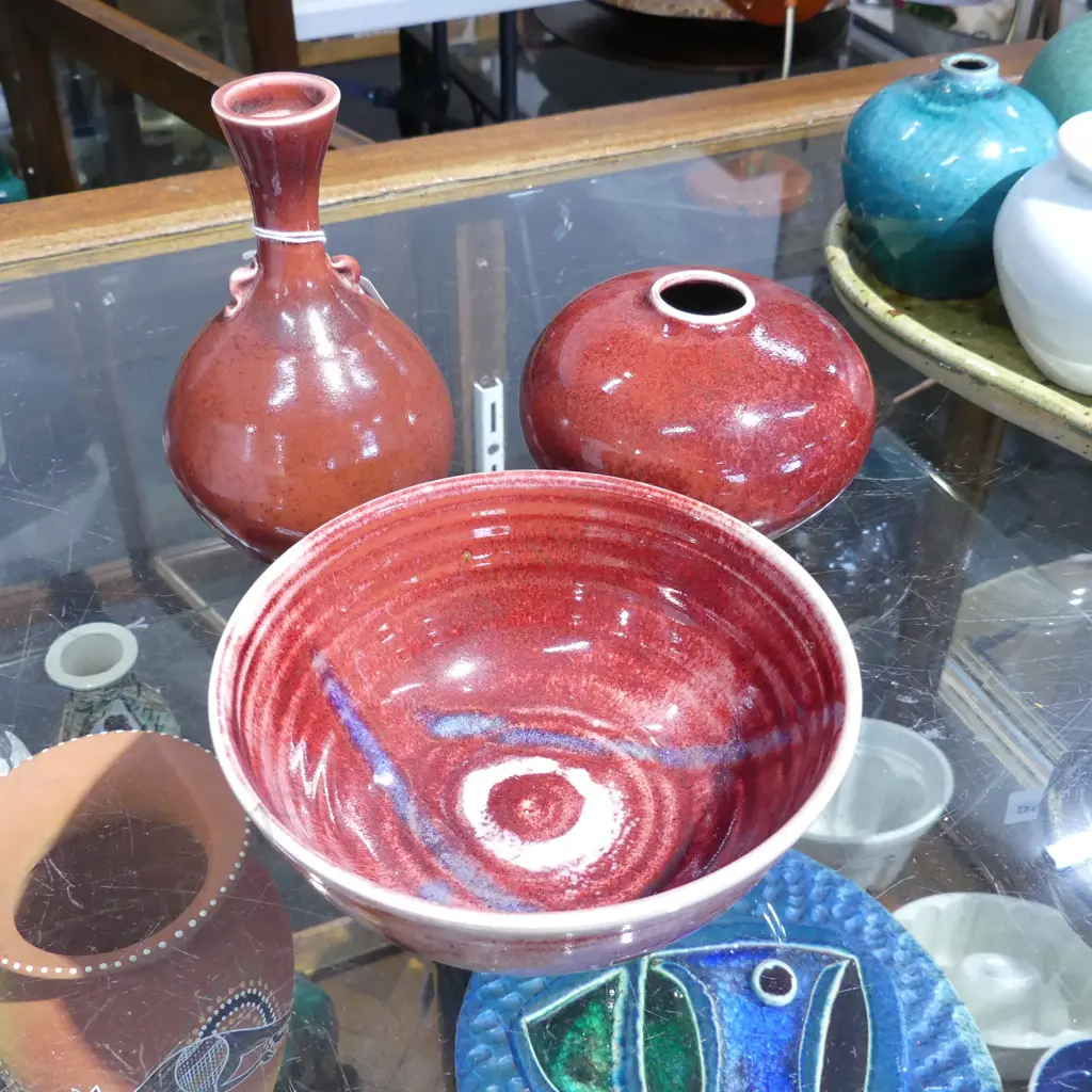 3 PCES RED GLAZED STUDIO POTTERY; BOWL & 2 VASES H.180mm Image 1++