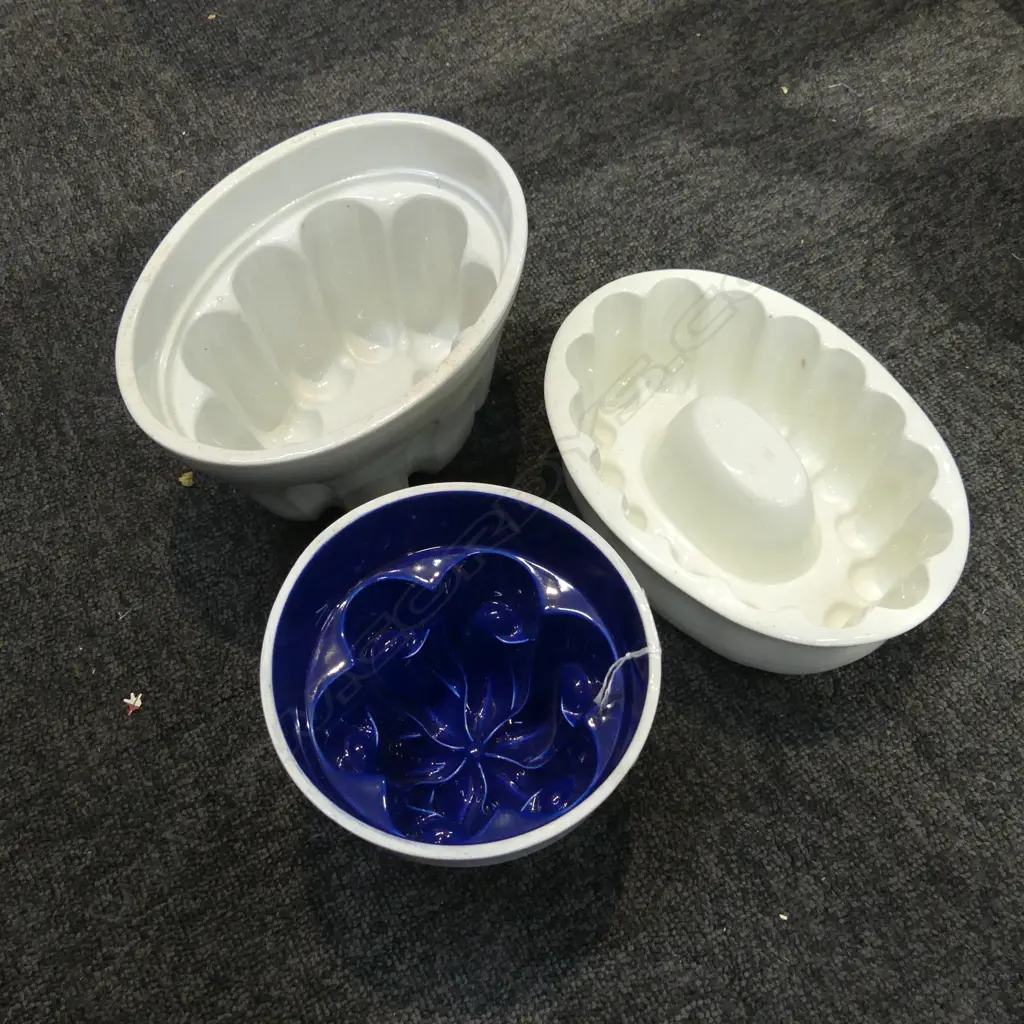 3 CERAMIC JELLY MOULDS, 1 BLUE LINED w. HAIRLINE 135mm dia Image 1++