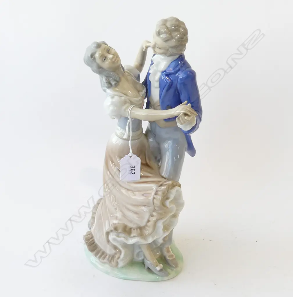 TENGRA DANCING COUPLE FIGURINE H.310mm Image 1++