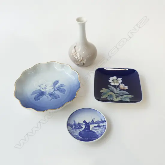 FOUR ROYAL COPENHAGEN PORCELAIN ITEMS – 3 DISHES & VASE, H.120MM
