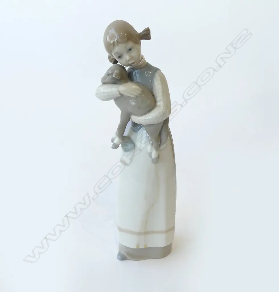LLADRO GIRL w. LAMB H.220mm Image 1++
