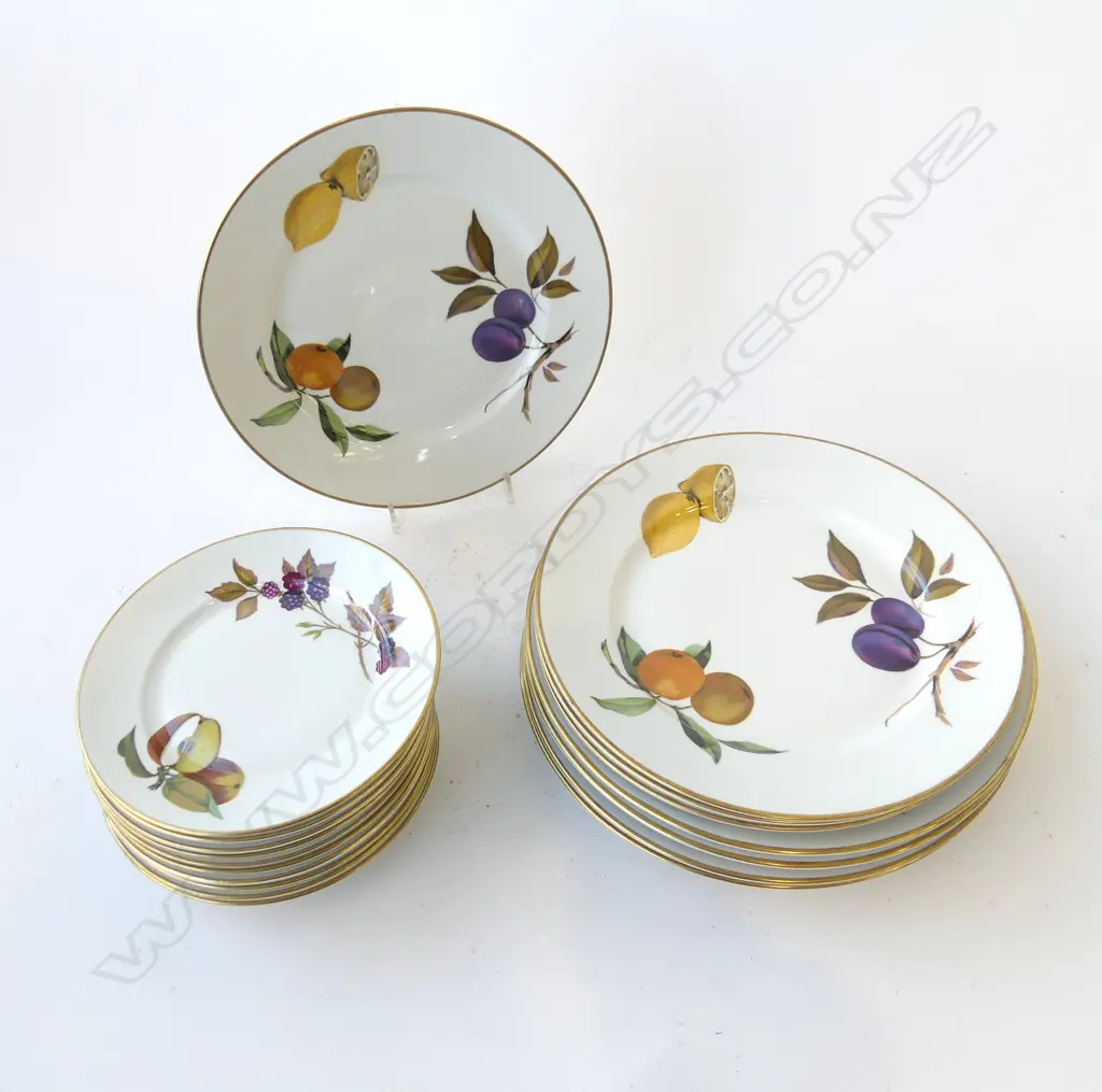 18 ROYAL WORCESTER EVESHAM PLATES; 4x235mm, 4x255mm, 10x170mm dia Image 1++