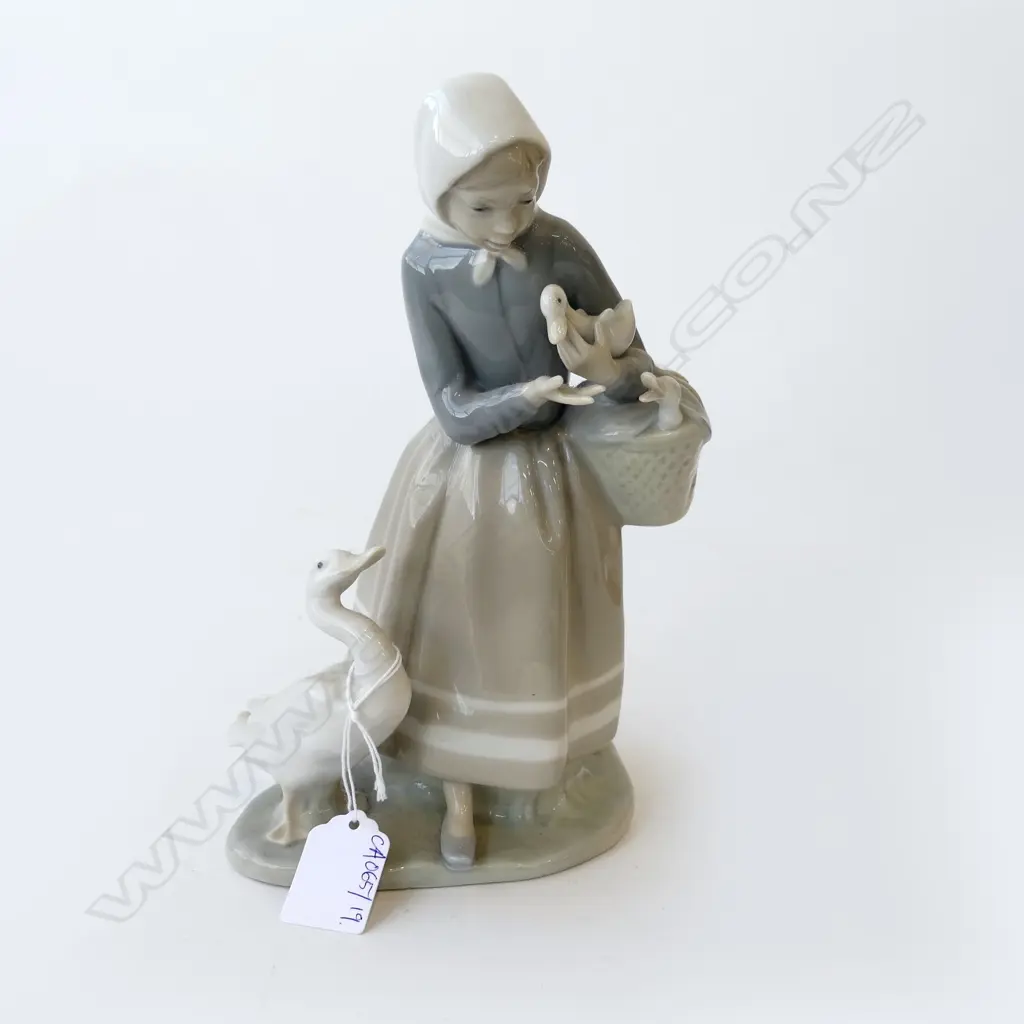 LLADRO LADY w. GEESE H.225mm Image 1++