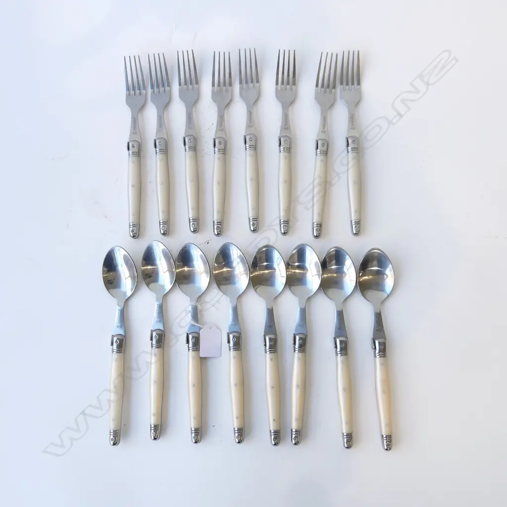 16 PCES LAGUIOLE CUTLERY; 8 FORKS, 8 SPOONS L.220mm Image 1++