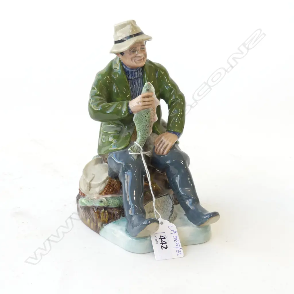 ROYAL DOULTON 'A GOOD CATCH' H.180mm Image 1++
