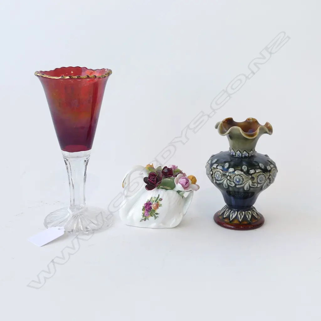 3 CHINA PIECES: SM LAMBETH DOULTON VASE H.110mm,  1914 AUCK EXHIBITION FLASHED RED VASE, H.160mm & SM OCR SWAN H.60mm Image 1++