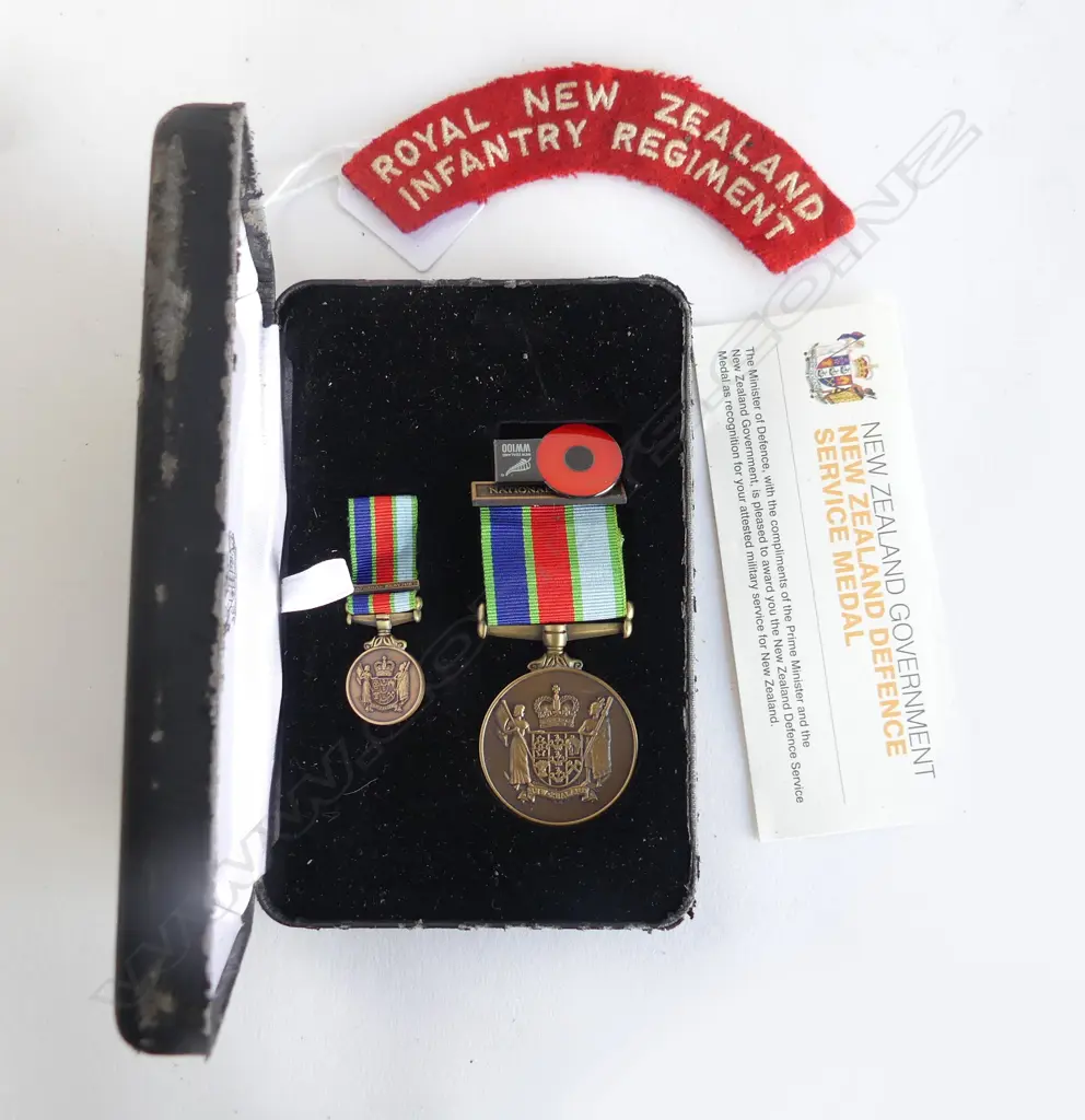 CASED NZ FDEFENCE MEDAL Image 1++
