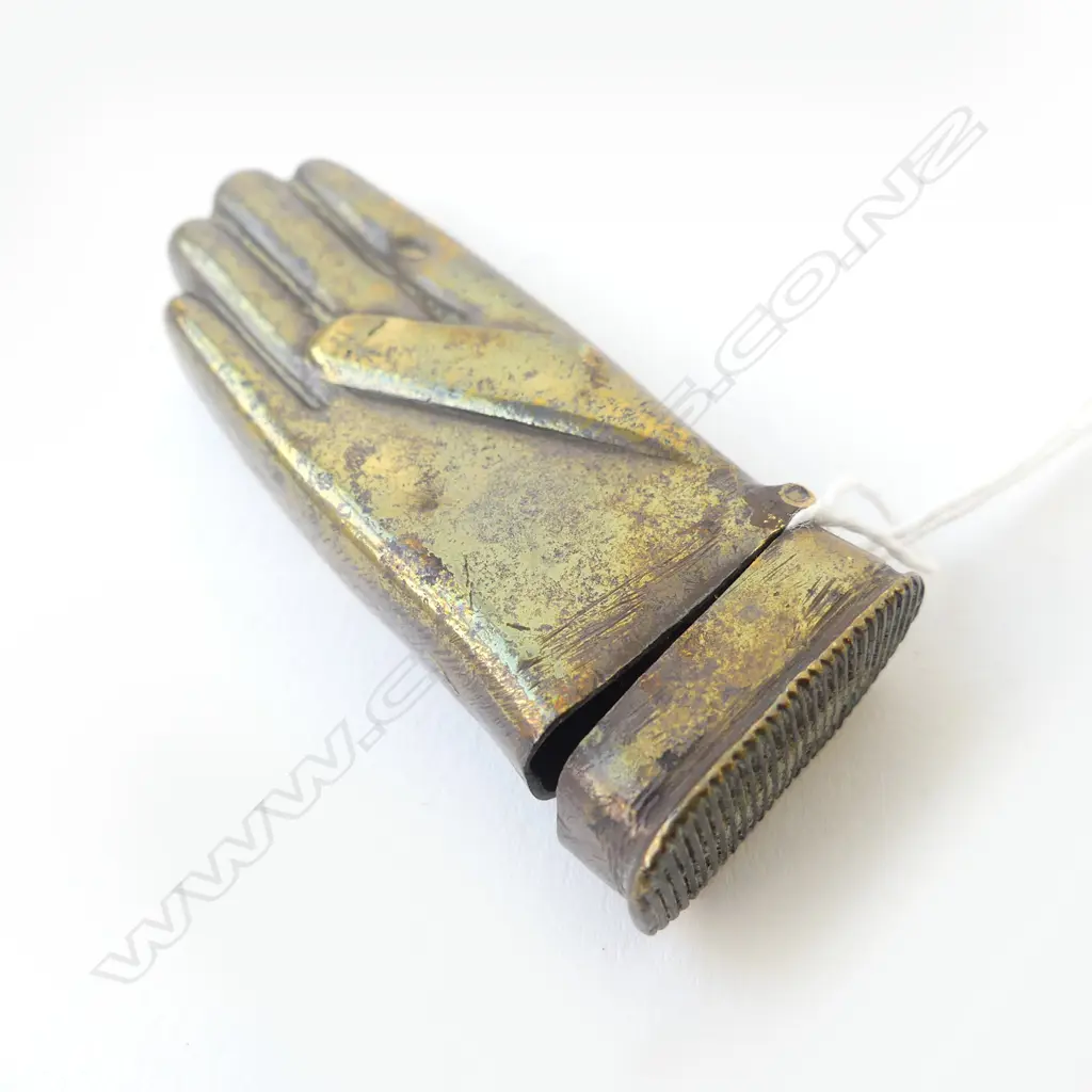 VINTAGE VESTA BOX SHAPED AS HAND H60MM Image 1++