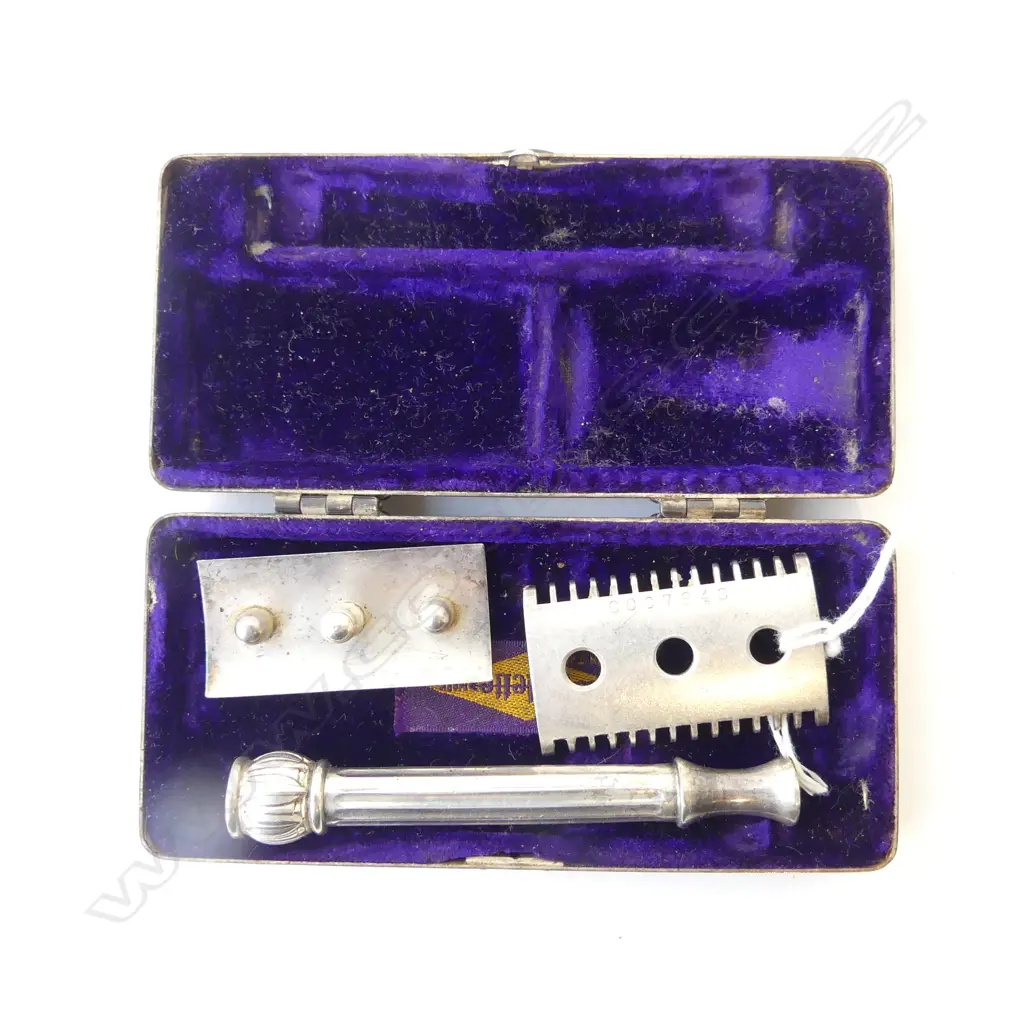KING GILLETTE SAFETY RAZOR, POCKET EDITION, CASED W.100mm Image 1++