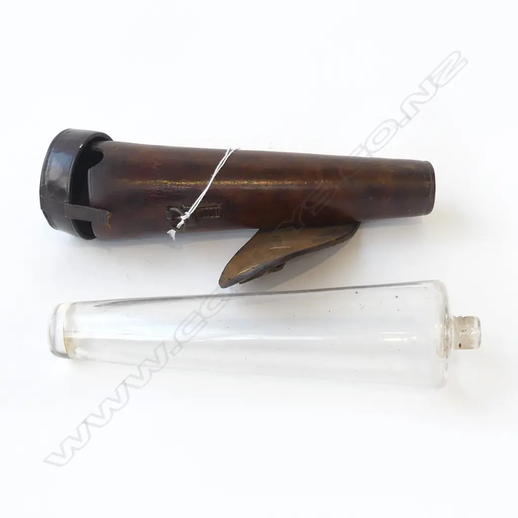 FOX HUNTERS FLASK IN LEATHER CASE H230mm Image 1++