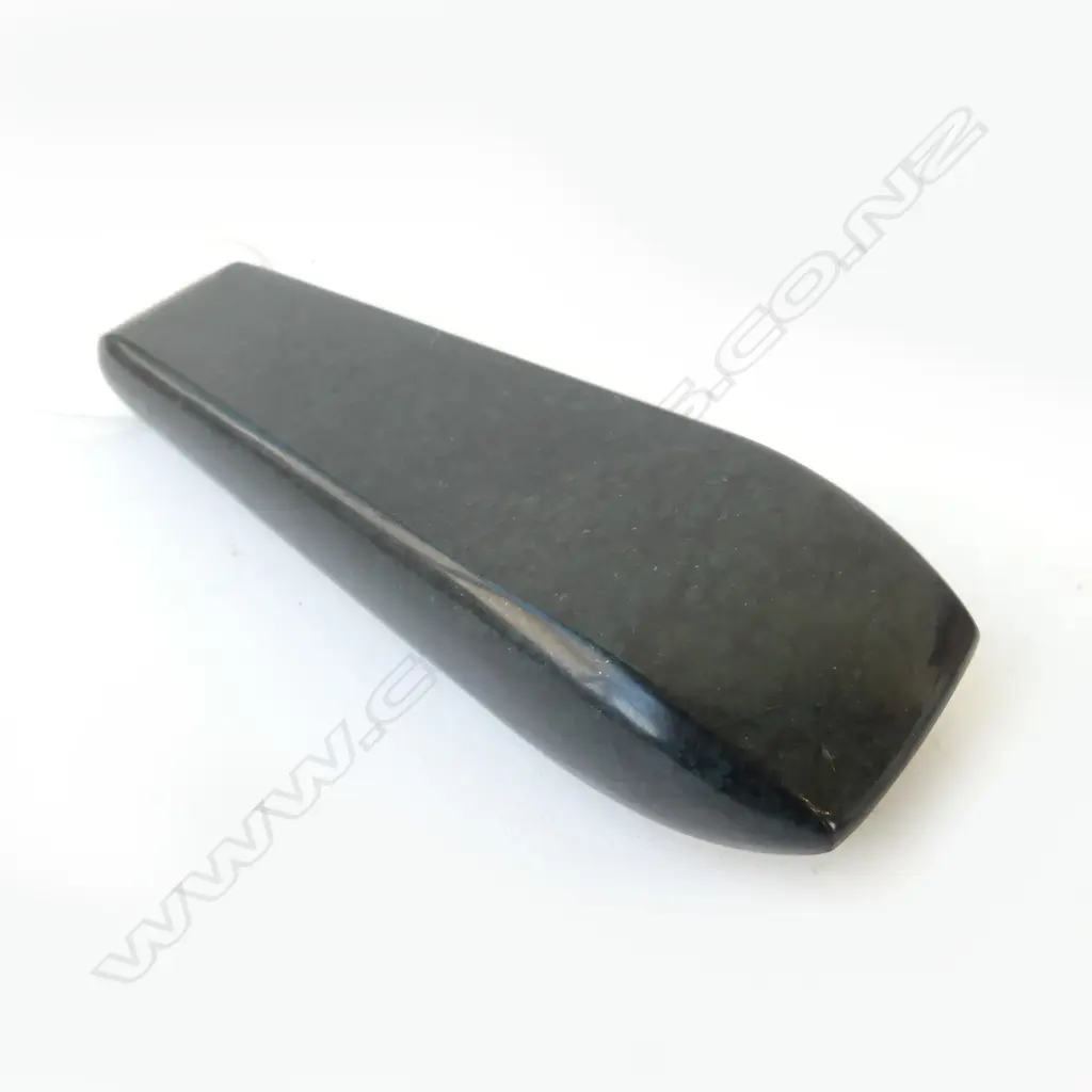 POUNAMU ADZE, QUADRANGULAR SECTION, DARK KAWAKAWA VARIETY L.150mm Image 1++