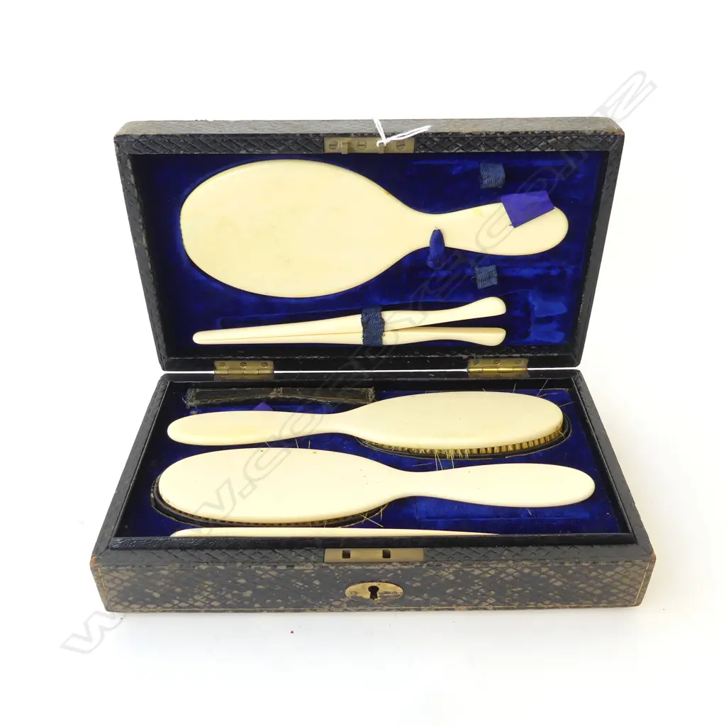 CASED IVORINE VANITY SET W.275mm Image 1++