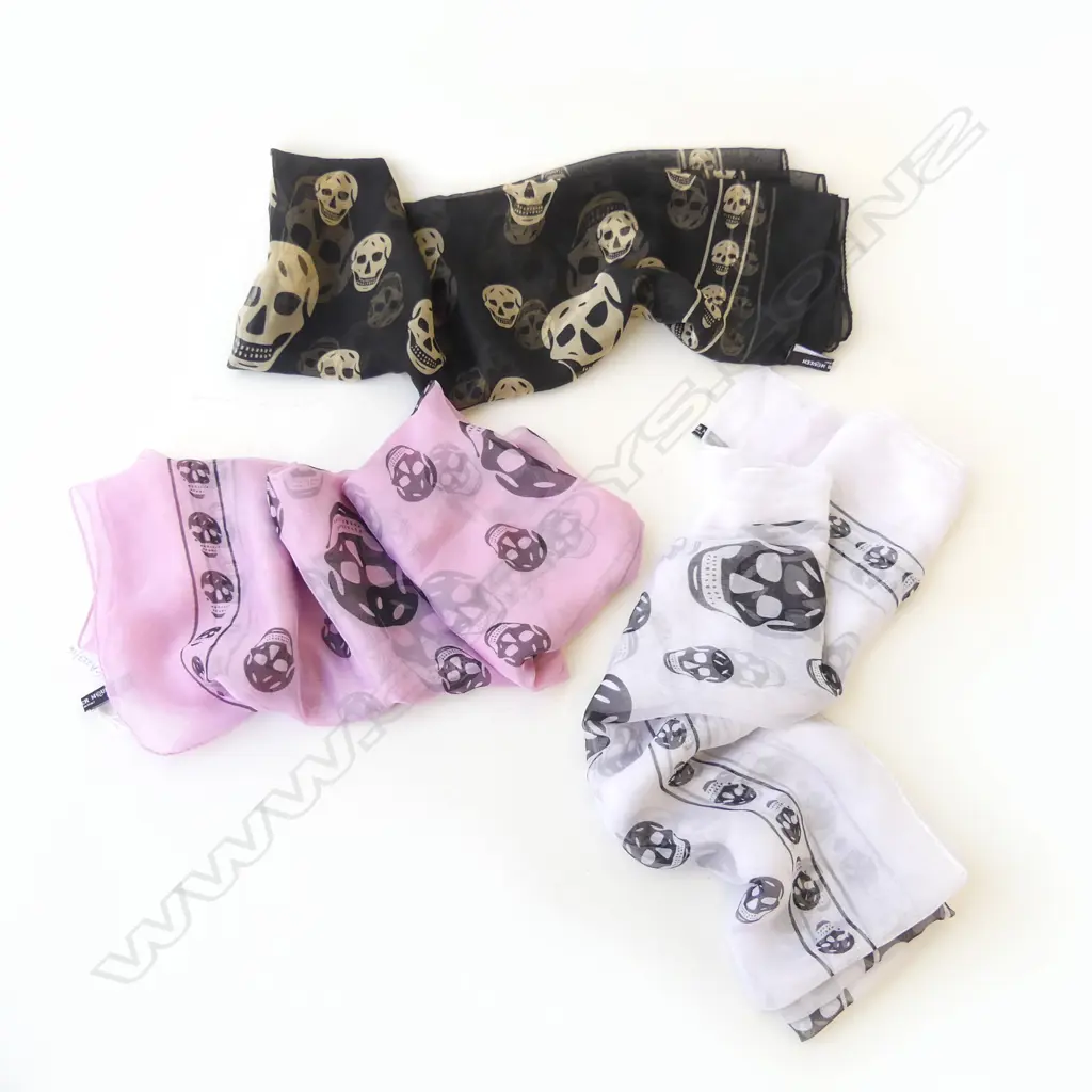 3 ALEXANDER MCQUEEN SKULL SCARVES Image 1++