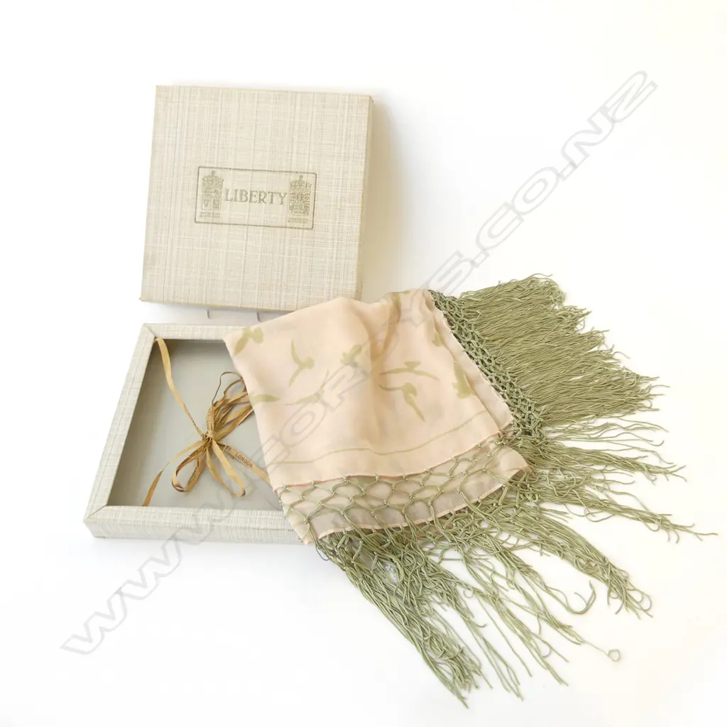 BOXED LIBERTY & CO SCARF BOX 250 BY250MM Image 1++