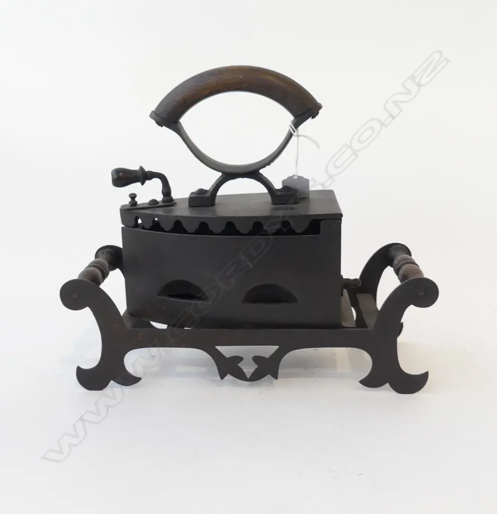 CHARCOAL IRON w. TRIVET W.315mm Image 1++