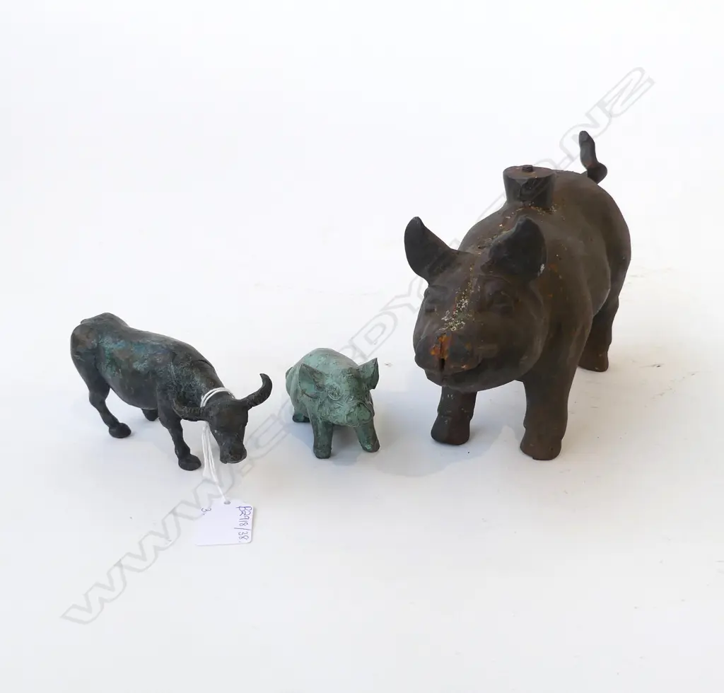 3 METAL ANIMALS; BUFFALO + 2 PIGS L.255mm Image 1++