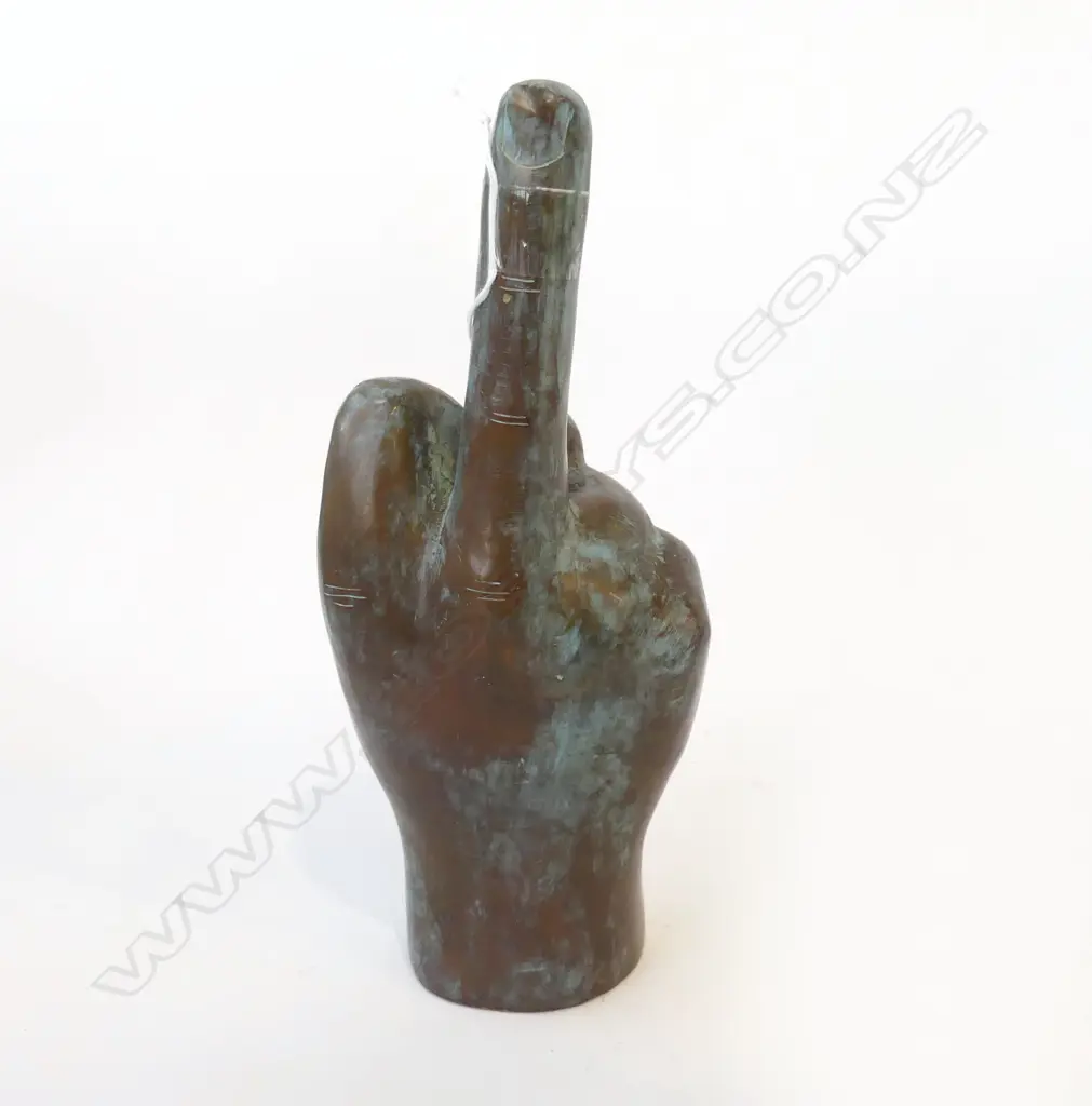 BRONZE HAND PULLING THE FINGER H.230mm Image 1++