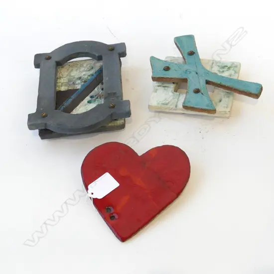 3 LINDA BRUCE STUDIO POTTERY PCES INCL. HEART H.140mm