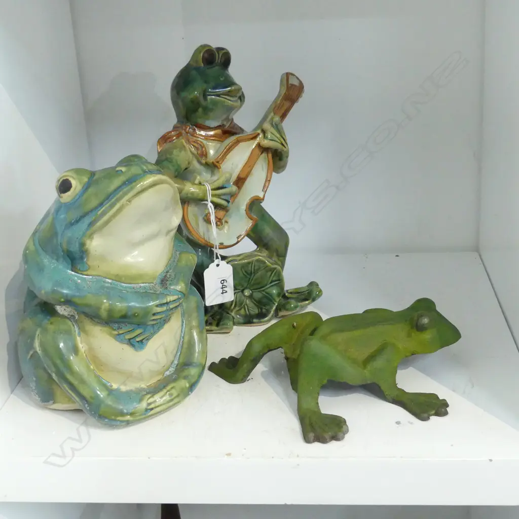 3 FROGS; 2 CERAMIC H.230mm, 1 CAST IRON L.190mm Image 1++