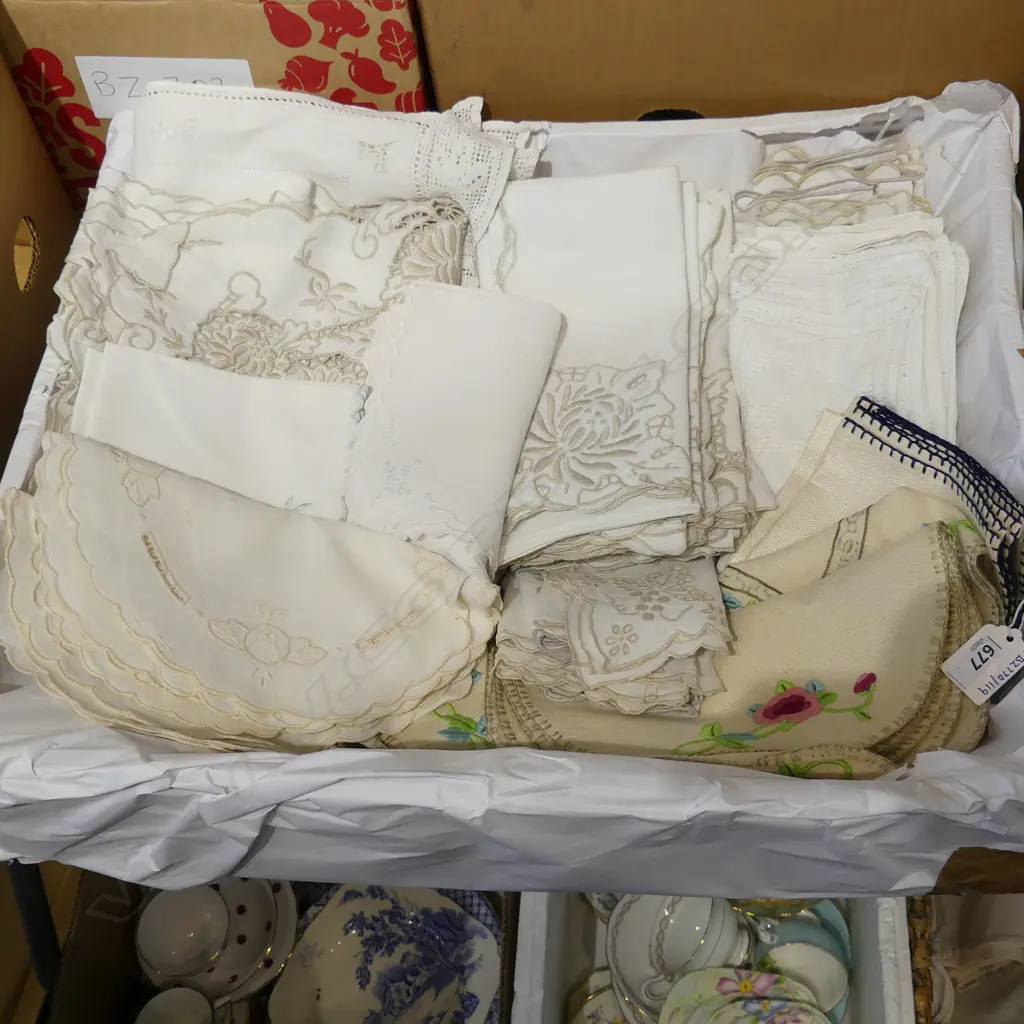TRAY OF VINTAGE LINEN PLACEMATS & SERVIETTES Image 1++