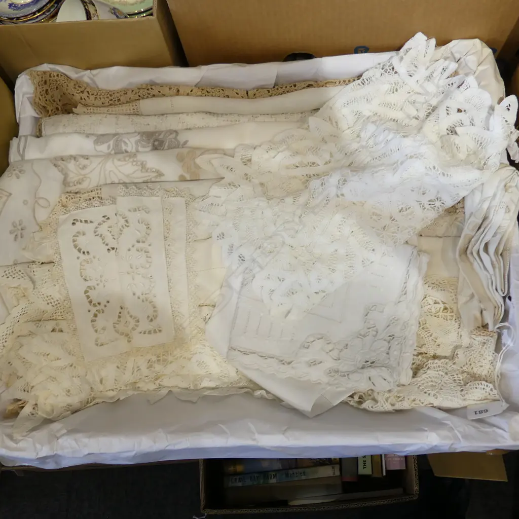 TRAY OF VINTAGE LINEN TABLE CLOTHES RUNNERS & DOILES Image 1++