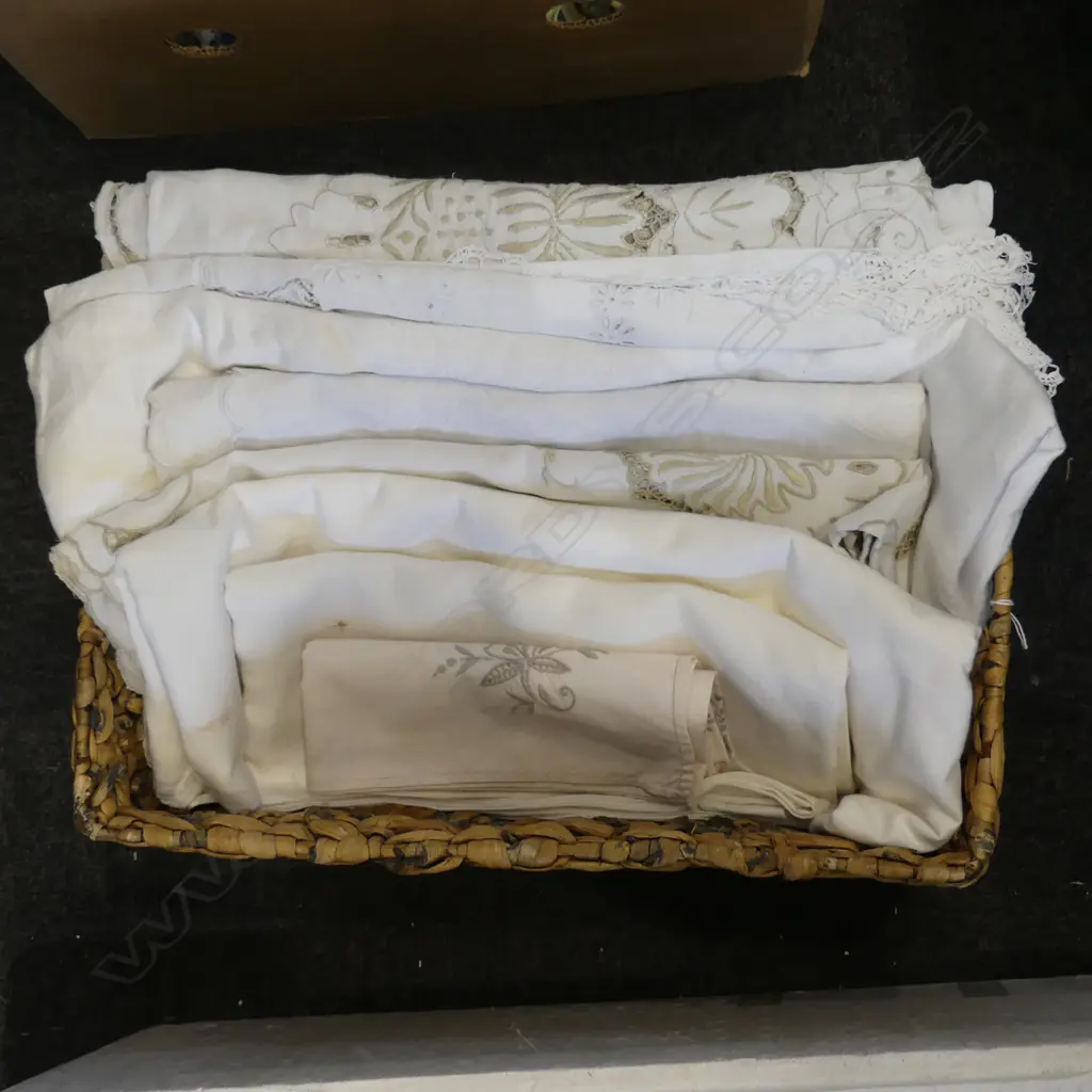 TAPA BASKET L460MM WITH 8X LINEN & DAMASK TABLECLOTHES Image 1++