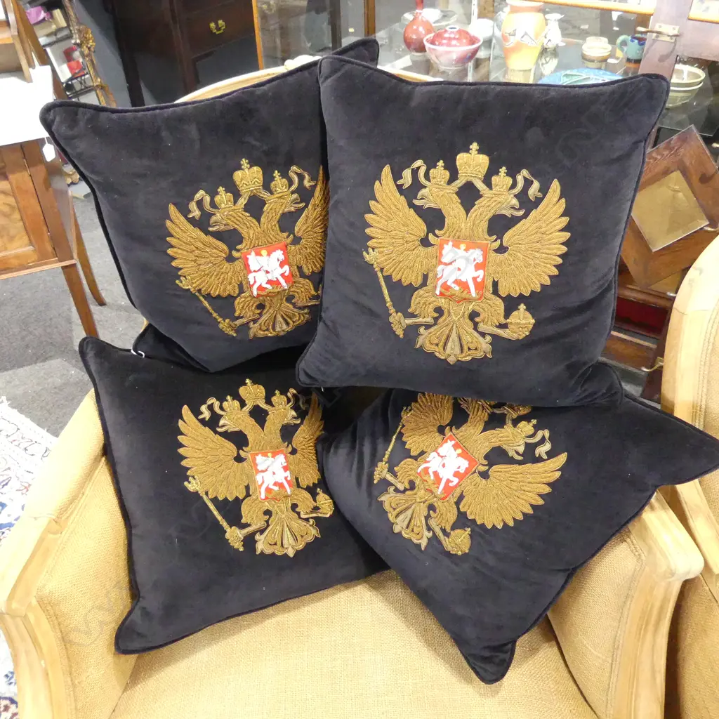 4 BLACK VELVET CUSHIONS w. EMBROIDERED CREST 440x440mm Image 1++