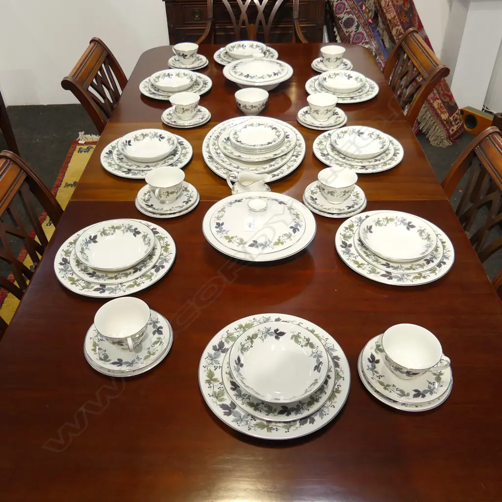 8 PLACE ROYAL DOULTON 'BURGANDY' DINNER SERVICE Image 1++