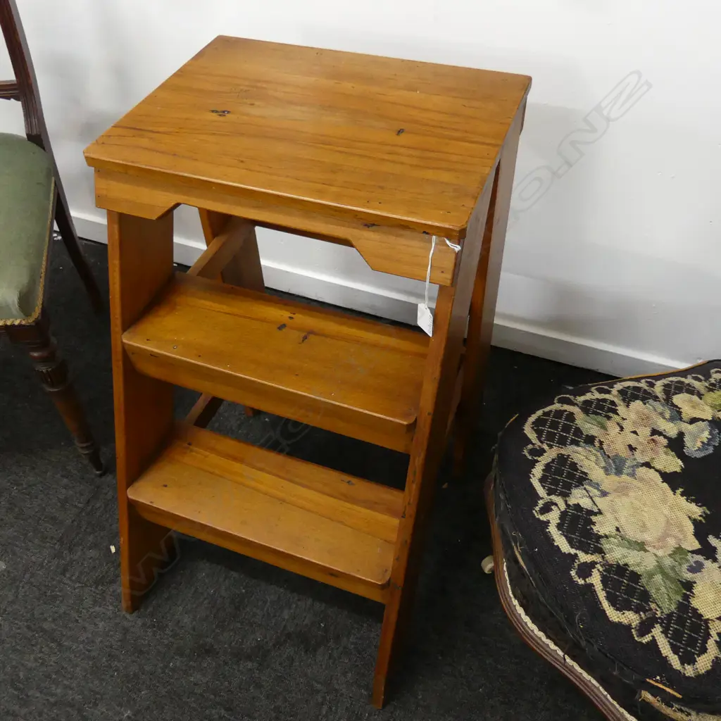 RIMU 2 STEP CUPBOARD STEP LADDER H650MM Image 1++