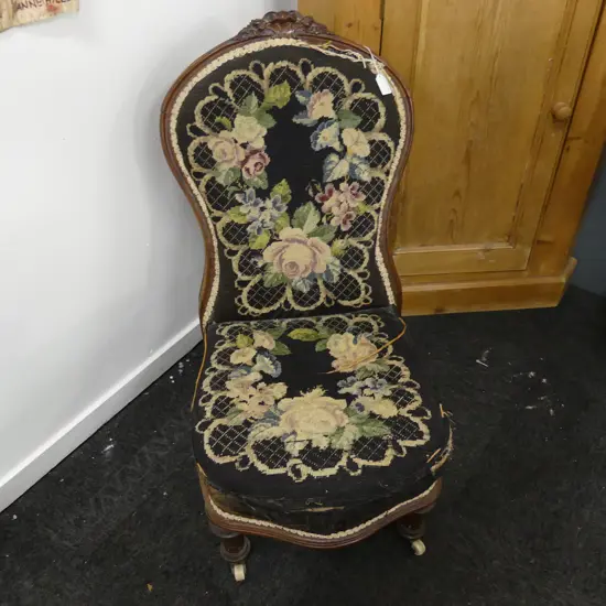 VICTORIAN NURSING CHAIR w. NEEDLEWORK UPHOLSTERY
