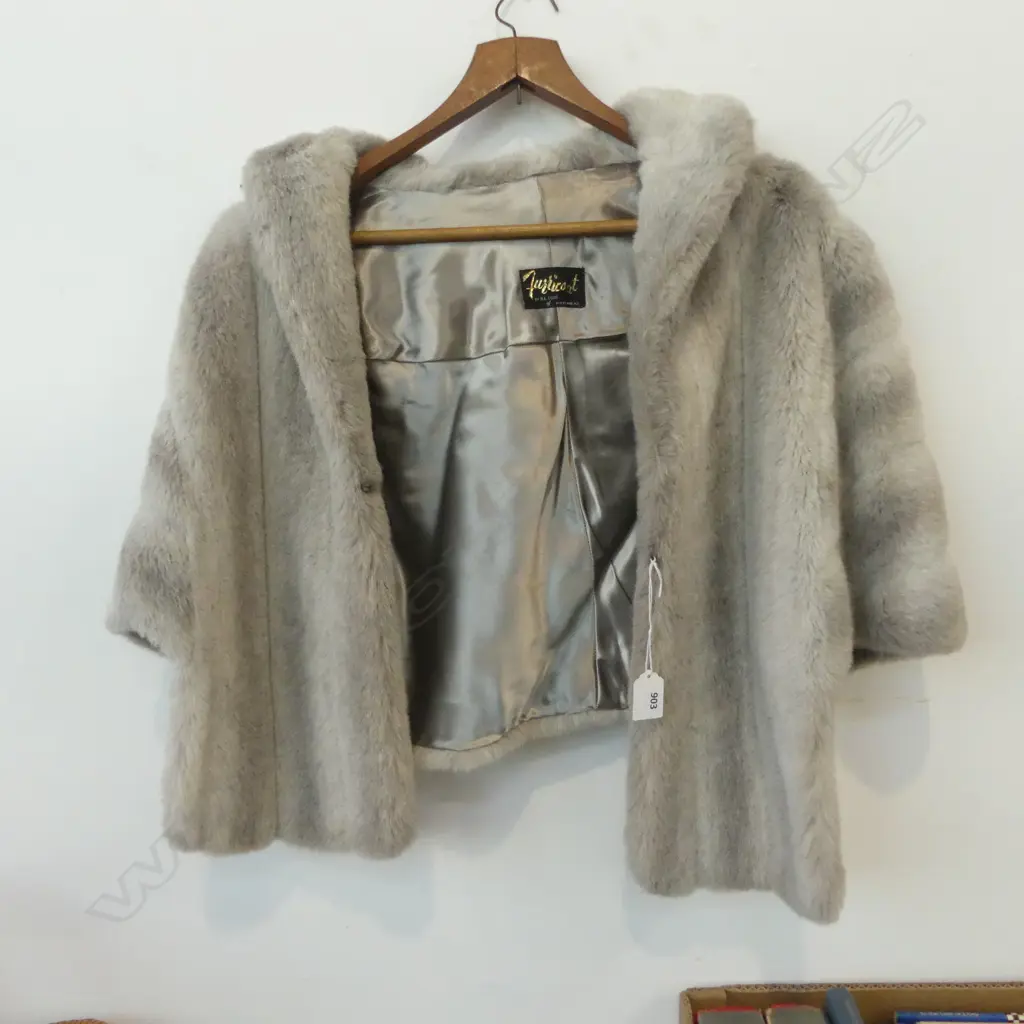 GREY FAUX FUR STOLE Image 1++