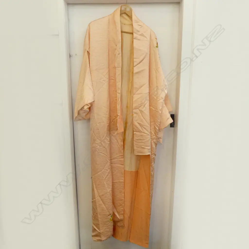 VINTAGE FULL LENGTH JAPANESE SILK KIMONO - PEACH W FLORAL PRINT - FULLY LINED Image 1++