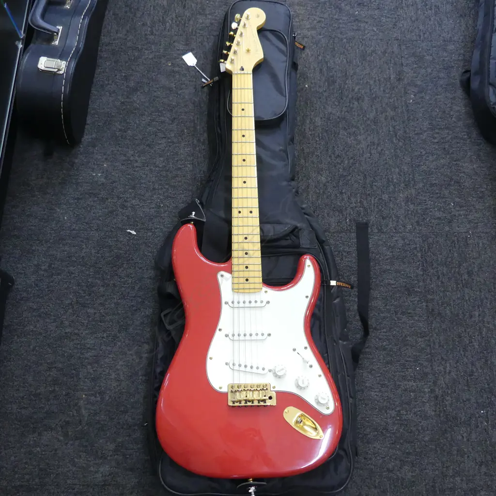 FENDER STRATOCASTER WITH SYNCHRONISED TREMOLO WITH SOFT CASE Image 1++