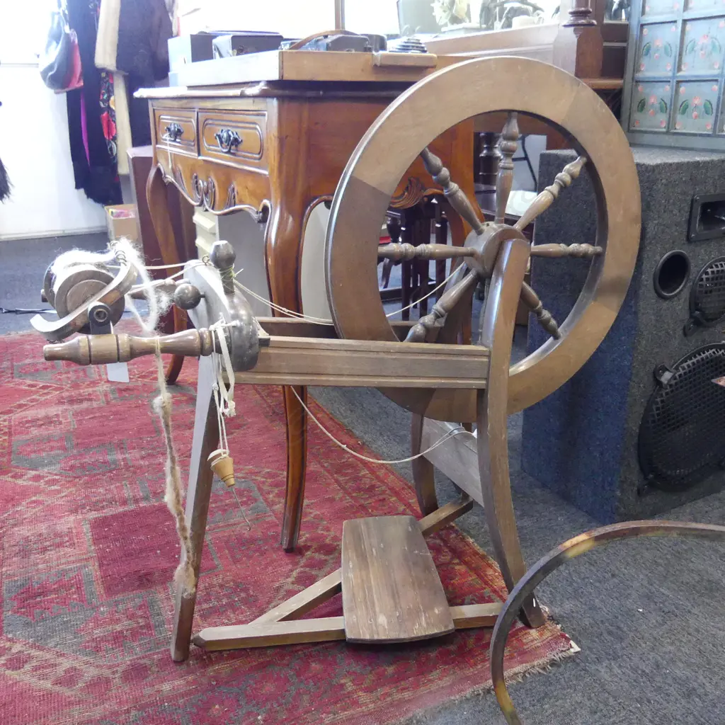 VINTAGE SPINNING WHEEL H.850mm Image 1++