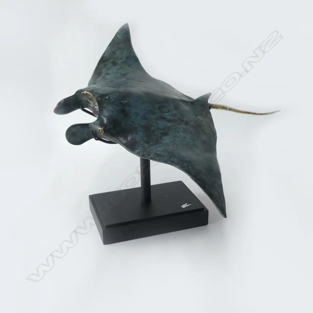 BRONZE STRING RAY L.800mm W.770mm on stand Image 1++