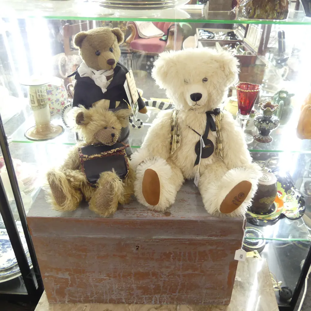 3 TEDDY BEARS; 2 ROBIN RIVE 'CAPABILITY BROWN' 29/50 & CLARANCE H.420mm Image 1++